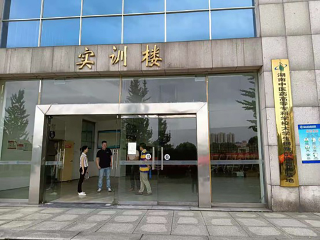 中南制藥機(jī)械廠組織人員前往湖南中醫(yī)藥高等專(zhuān)科學(xué)?，F(xiàn)場(chǎng)勘查